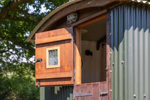 Harbour Ranch Hut - Rustic Countryside Escape