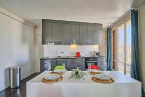 Sublime 2 bedroom flat Quai de Seine Eiffel Tower