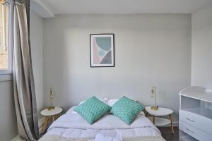 Sublime 2 bedroom flat Quai de Seine Eiffel Tower