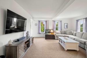 Walk to Water Access to Hiking Trails!