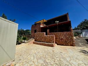 Charming Farmhouse for Lease