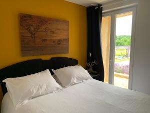 Maisons de vacances La grange en pierre - chic & piscine privee : photos des chambres