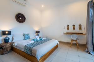 Private suite in Balinese pool villa near Echo Beach!