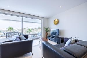 CoolHouses Algarve Lagos, 3 Bed modern Flat, outdoor & Indoor pools, Gym, Amor à Vida