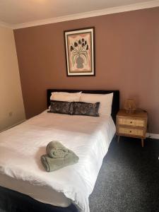 3BR Flat Sleeps 6 West End Sights Driveway