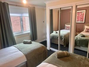 3BR Flat Sleeps 6 West End Sights Driveway