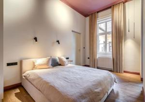 Stylish 2BR Apartment in Historic Palace District