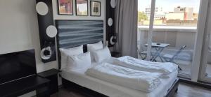 Standard Queen Room with Balcony - Top Floor room in Select Hotel City Bremen