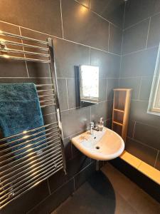 2BR House Free Parking Easy City Access