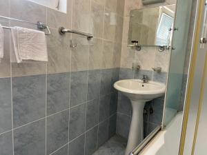 Viktor Apartments