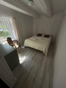 Biały domek w środku lasu