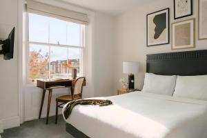 Queen Room room in Sonder at Kensington Prince of Wales