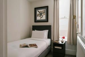 Single Room room in Sonder at Kensington Prince of Wales