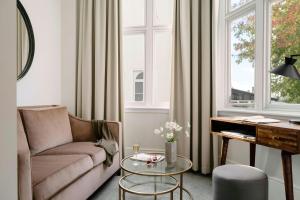 Queen Suite room in Sonder at Kensington Prince of Wales