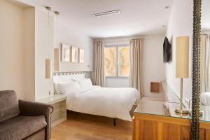 King Room with Sofa Bed room in Sonder l Vasanta