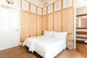 Twin Room with Juliet Balcony room in Sonder l DO Plaça Reial