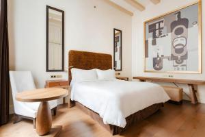 King Room with Juliet Balcony room in Sonder l DO Plaça Reial