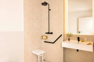 Hotels Yvette Hotel Porte de Versailles, Sonder by Marriott Bonvoy : Chambre Lit Queen-Size Accessible aux Personnes à Mobilité Réduite