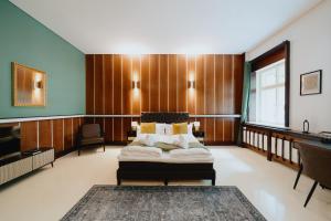 Homely Berlin - Library Style , Wooden Walls , Spacious , Friedrichshain