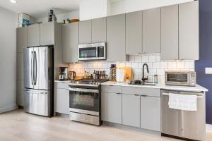 Luxe NW DC Condo with Rooftop Deck 7 Mi to Howard