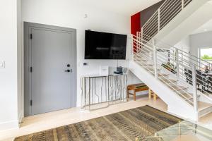 Luxe NW DC Condo with Rooftop Deck 7 Mi to Howard