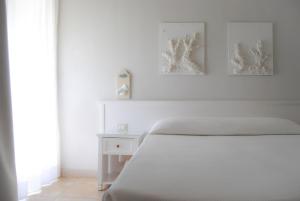 Doppel-/Zweibettzimmer mit seitlichem Meerblick