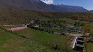 Shtegu I Gjelber -Wood Rooms