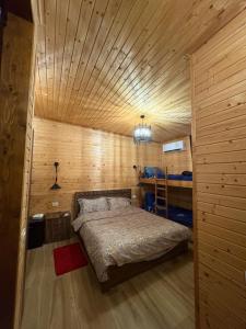 Shtegu I Gjelber -Wood Rooms