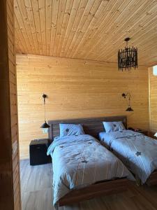 Shtegu I Gjelber -Wood Rooms