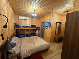 Shtegu I Gjelber -Wood Rooms