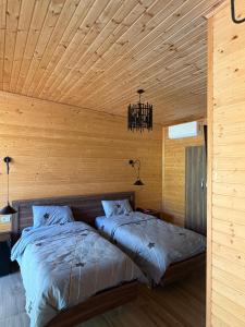 Shtegu I Gjelber -Wood Rooms