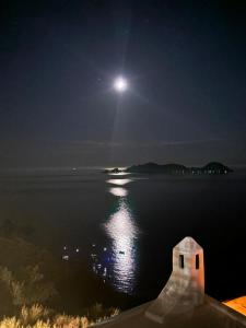 Appartamento con 2 Camere da Letto, Balcone e Vista mare