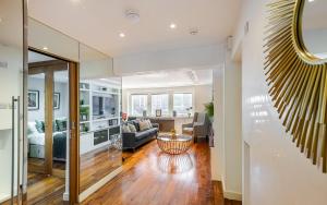 Modern 2Bd Apartment with AC and Harrods View
