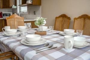 Airport 4BR2BA Mainfloor Suite Pet Friendly