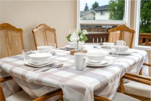 Airport 4BR2BA Mainfloor Suite Pet Friendly