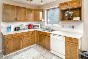 Airport 4BR2BA Mainfloor Suite Pet Friendly