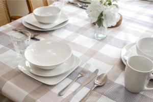 Airport 4BR2BA Mainfloor Suite Pet Friendly