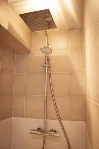 Appartements ADB - parking, balcon et centre ville : photos des chambres