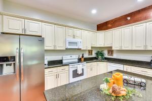 Cozy Sawyer Apartment - 2 Mi to Warren Dunes Park!