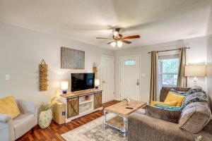 3 Mi to Cherokee Reservoir: ‘Blue Haven Bungalow’