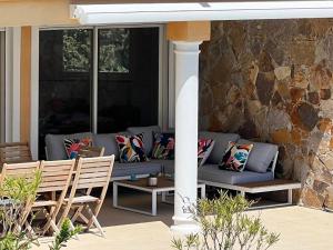 Les hauts dOu Souleou, villa contemporaine 8 personnes, piscine à débordement, jacuzzi intégré, très belle vue mer et collines