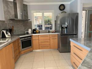 Les hauts dOu Souleou, villa contemporaine 8 personnes, piscine à débordement, jacuzzi intégré, très belle vue mer et collines