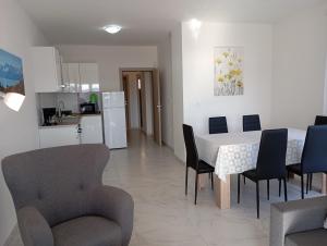Immaculate 2-Bed Apartment in Okrug Gornji