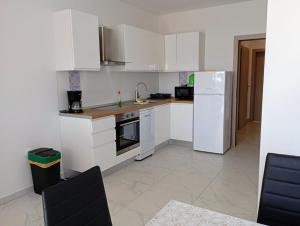 Immaculate 2-Bed Apartment in Okrug Gornji