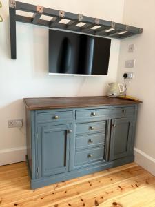 Seaweed Suite, secluded seaside stay with garden view