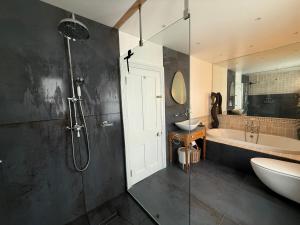 Seaweed Suite, secluded seaside stay with garden view