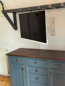 Seaweed Suite, secluded seaside stay with garden view