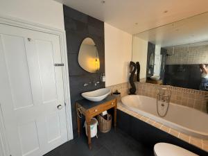 Seaweed Suite, secluded seaside stay with garden view