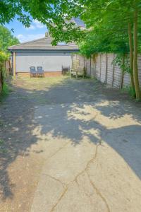 2-Bedroom Garden Flat - Modern, Bright - A