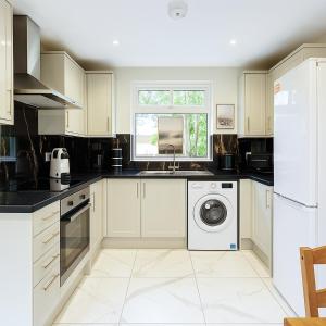 2-Bedroom Garden Flat - Modern, Bright - A